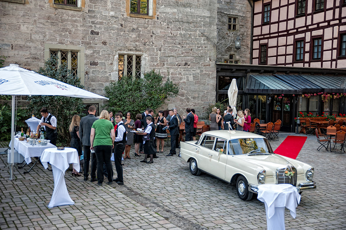Empfang im Burghof mit Hochzeitsauto