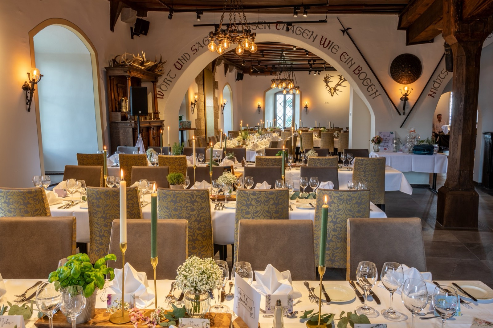 Festlich gedeckter Rittersaal