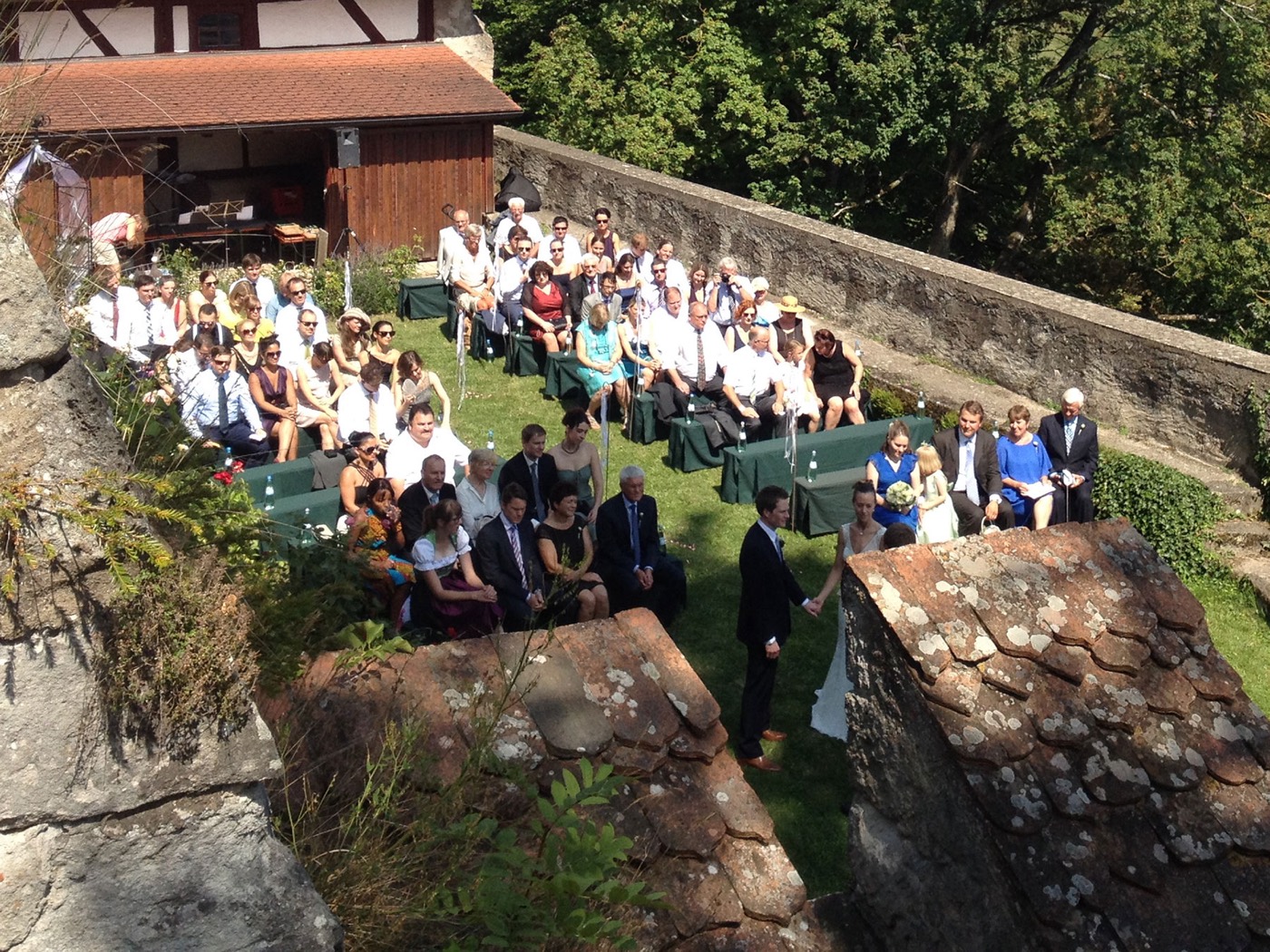 Freie Trauung im Rosengarten der Burg